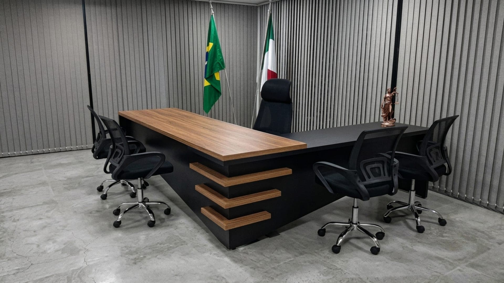 Mesa executiva com bandeiras do Brasil e da Itália